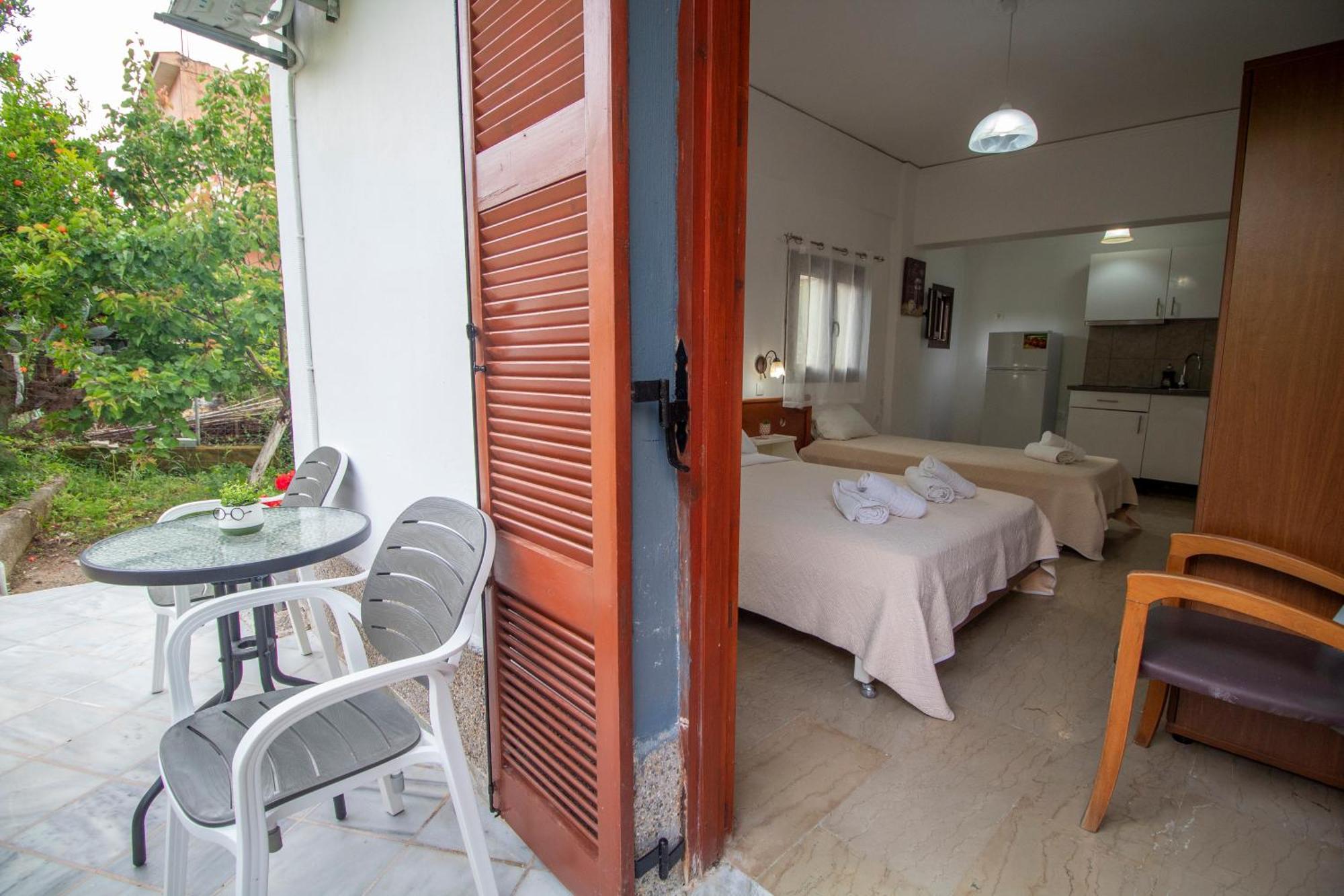 Harry'S Bar & Apartments 1 Acharavi  Ngoại thất bức ảnh